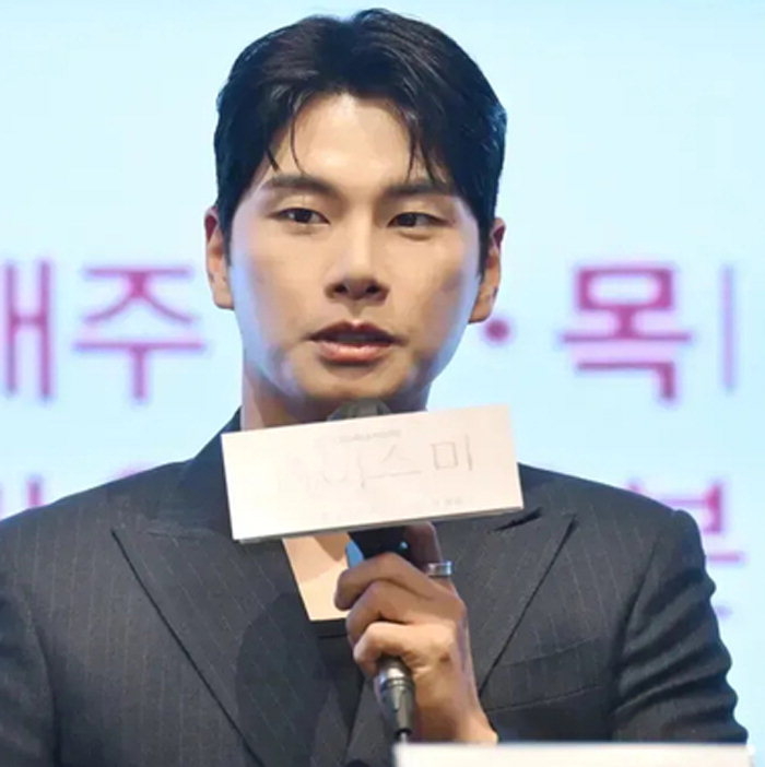 노란 수영복에 섹시한 몸매 어필하는 존예 처자