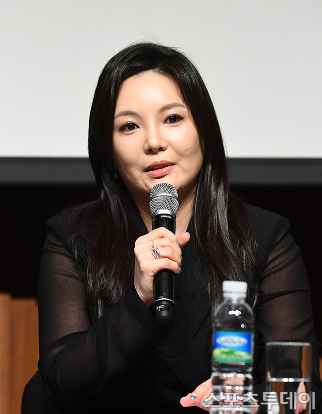 노란 수영복에 섹시한 몸매 어필하는 존예 처자