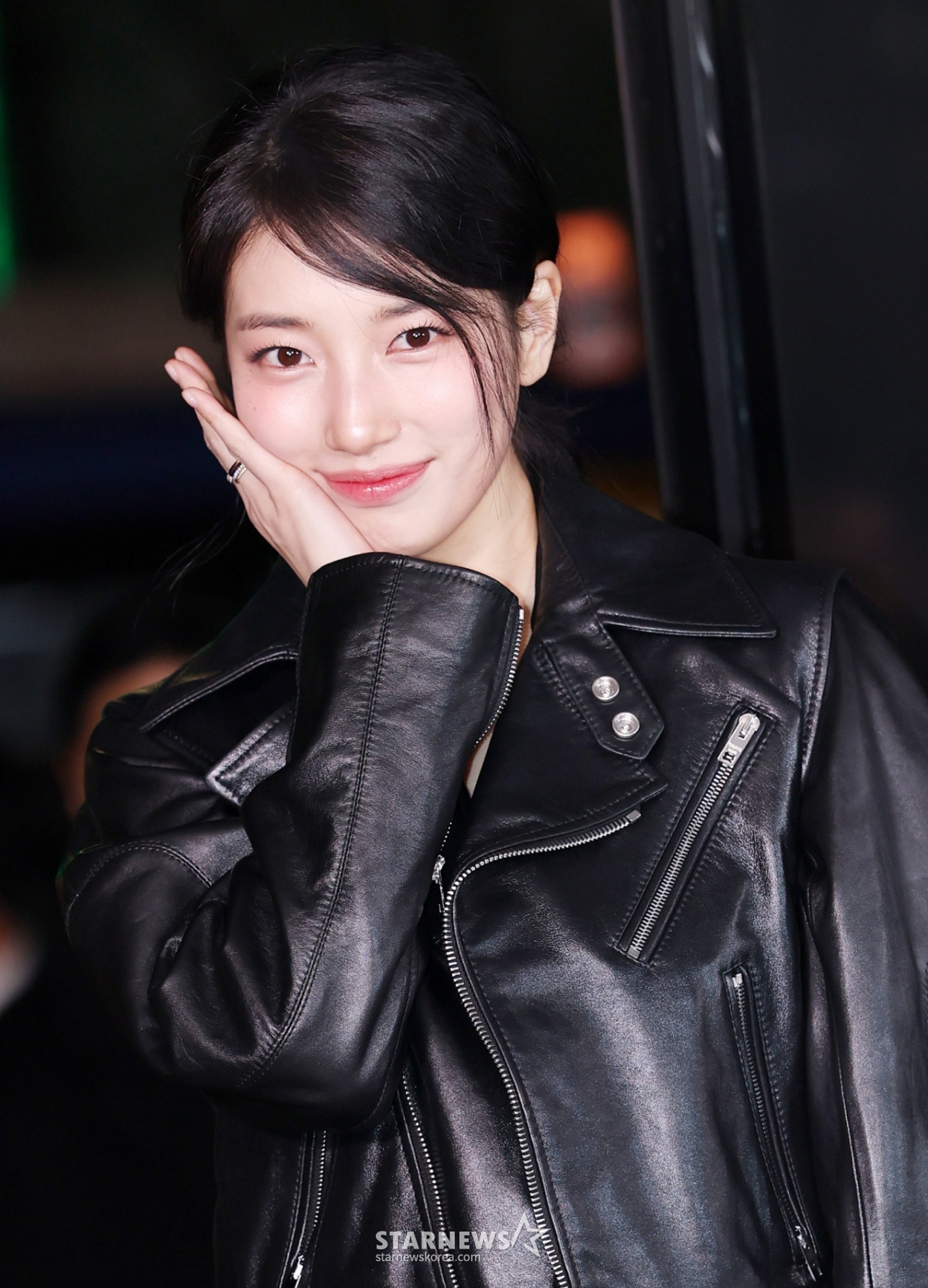 노란 수영복에 섹시한 몸매 어필하는 존예 처자