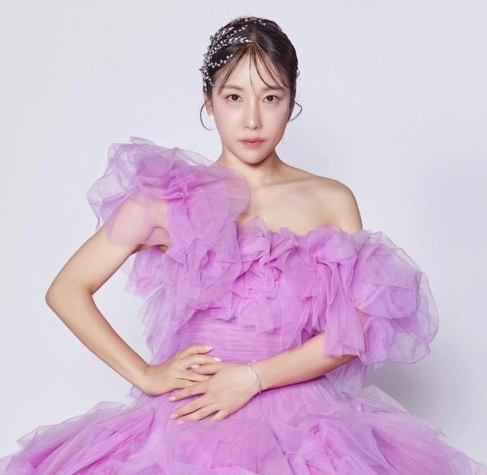 노란 수영복에 섹시한 몸매 어필하는 존예 처자