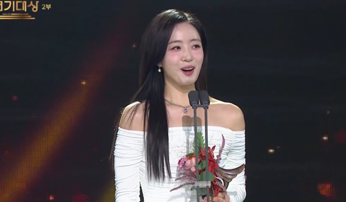 노란 수영복에 섹시한 몸매 어필하는 존예 처자