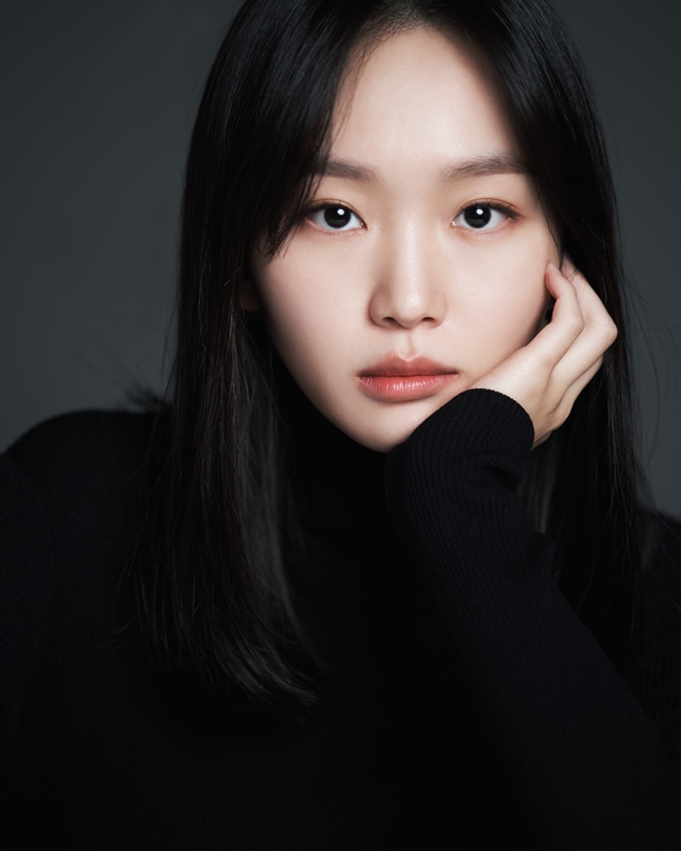 노란 수영복에 섹시한 몸매 어필하는 존예 처자