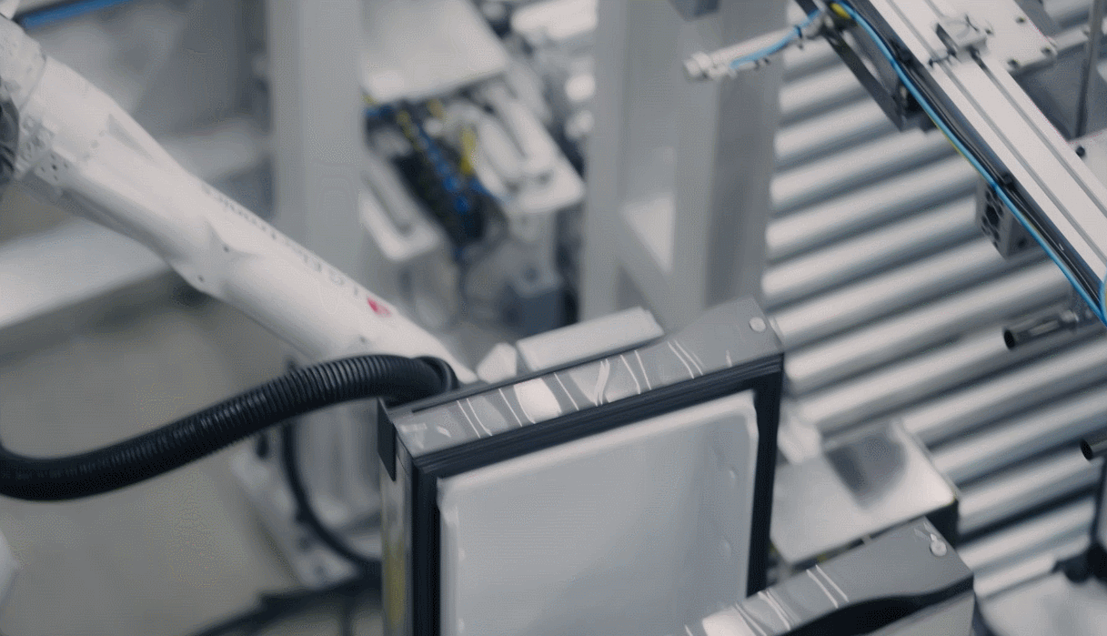 로봇이 1초만에 냉장고 문 부착…AI가 10분 뒤 위험 감지