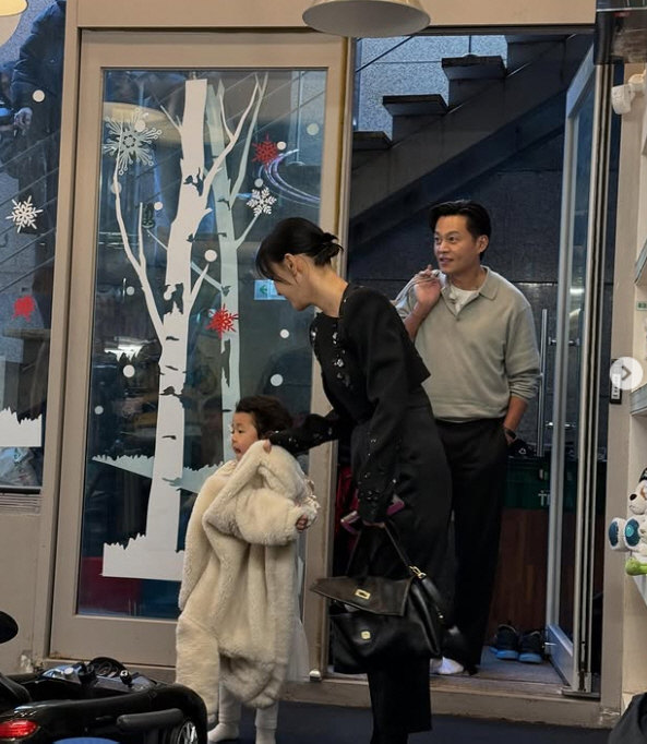 노란 수영복에 섹시한 몸매 어필하는 존예 처자