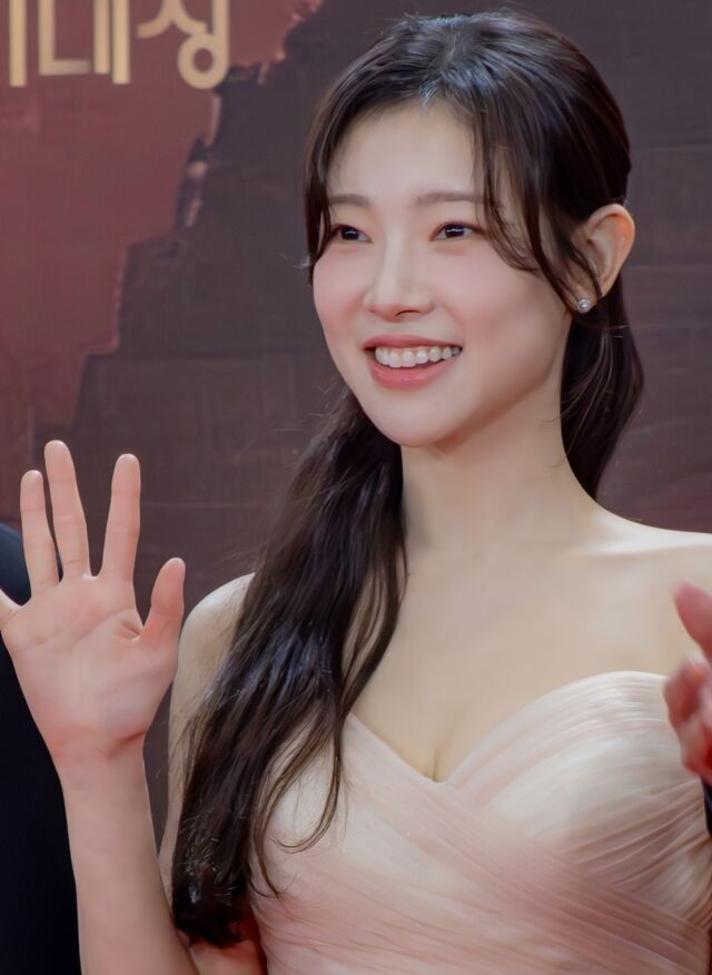 노란 수영복에 섹시한 몸매 어필하는 존예 처자