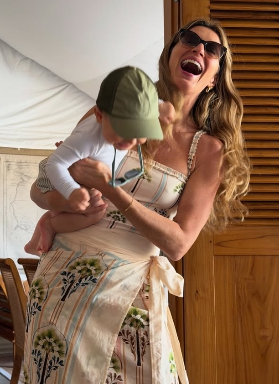 노란 수영복에 섹시한 몸매 어필하는 존예 처자