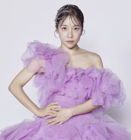 노란 수영복에 섹시한 몸매 어필하는 존예 처자