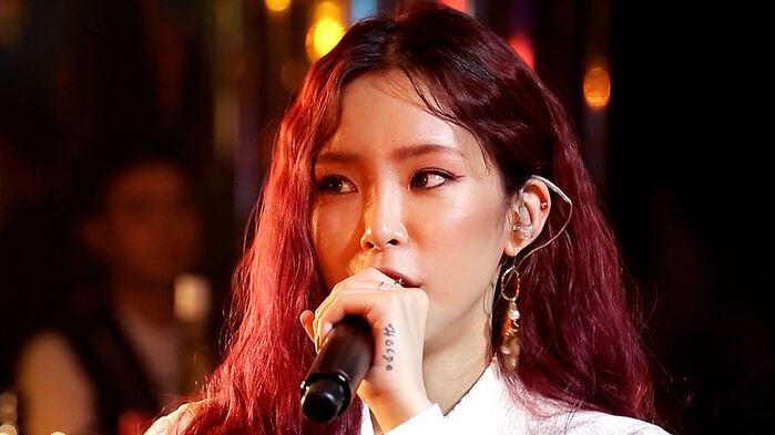 노란 수영복에 섹시한 몸매 어필하는 존예 처자