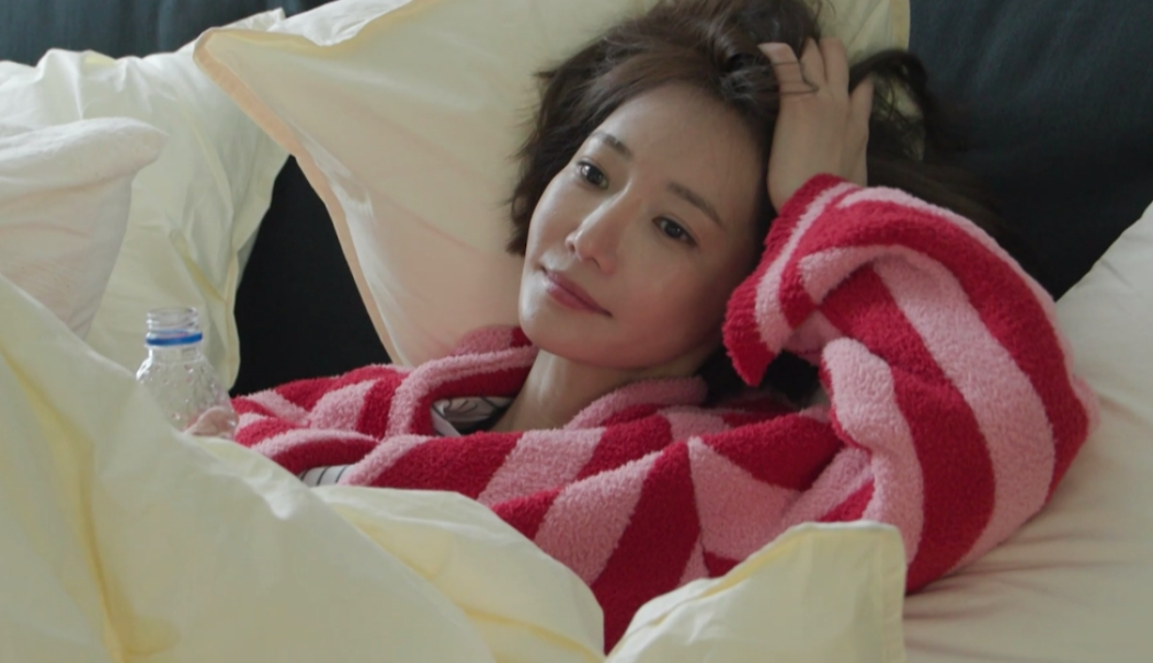 노란 수영복에 섹시한 몸매 어필하는 존예 처자