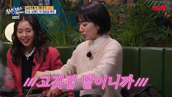 노란 수영복에 섹시한 몸매 어필하는 존예 처자