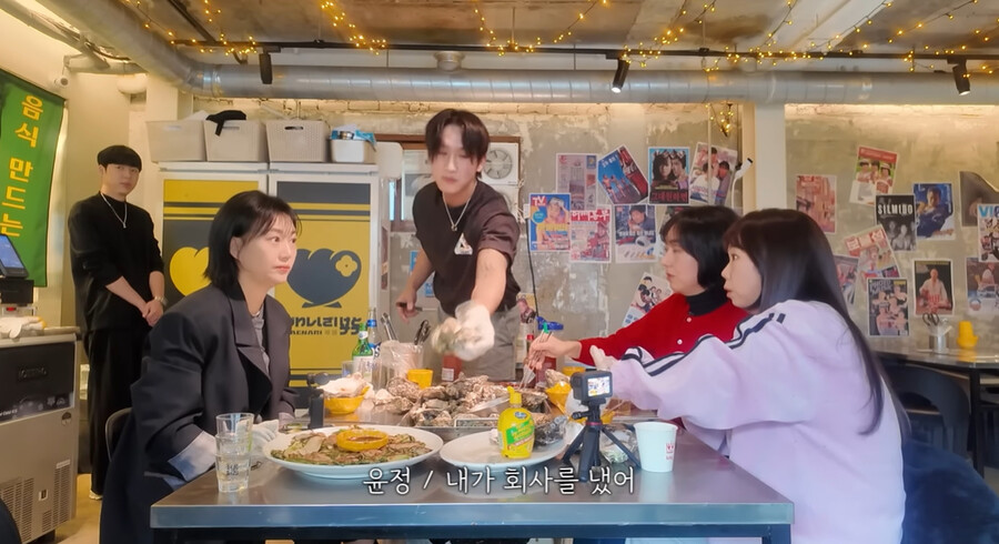 노란 수영복에 섹시한 몸매 어필하는 존예 처자