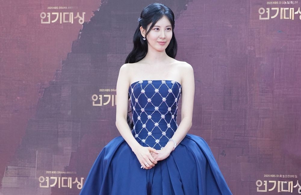 노란 수영복에 섹시한 몸매 어필하는 존예 처자