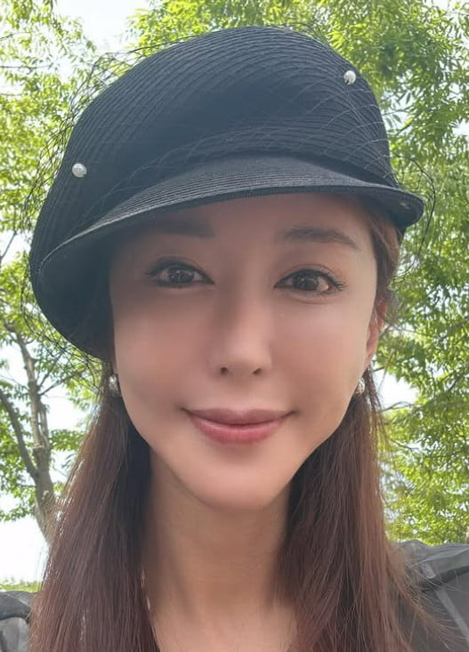 노란 수영복에 섹시한 몸매 어필하는 존예 처자