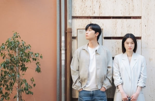 노란 수영복에 섹시한 몸매 어필하는 존예 처자