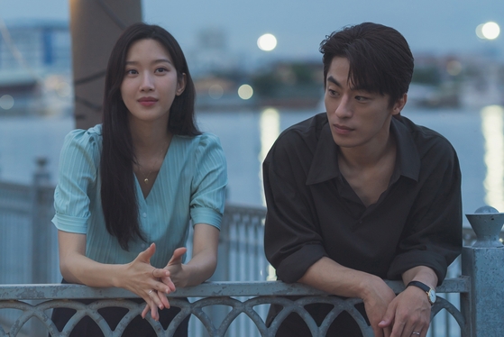 노란 수영복에 섹시한 몸매 어필하는 존예 처자