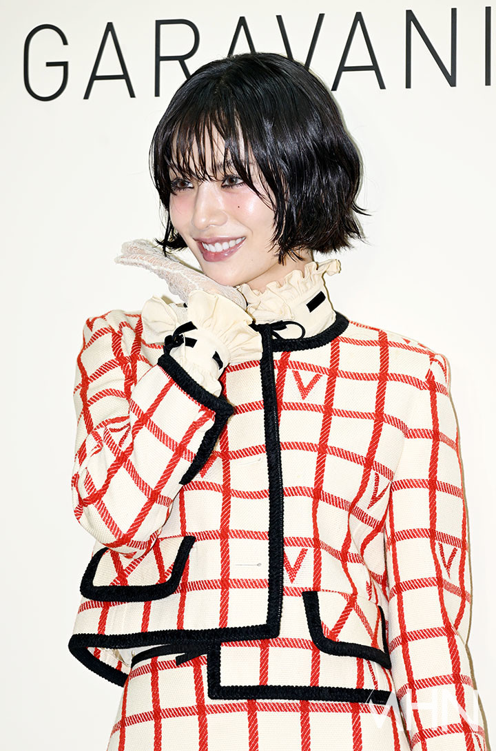 노란 수영복에 섹시한 몸매 어필하는 존예 처자