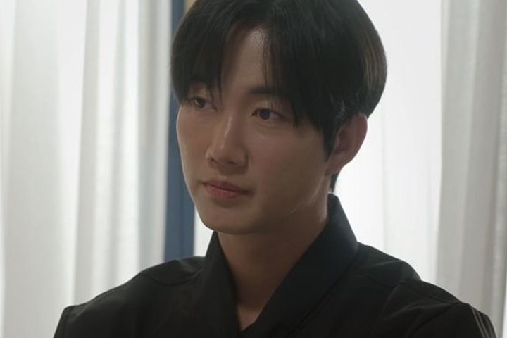 노란 수영복에 섹시한 몸매 어필하는 존예 처자