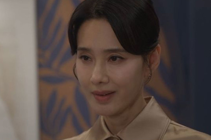 노란 수영복에 섹시한 몸매 어필하는 존예 처자