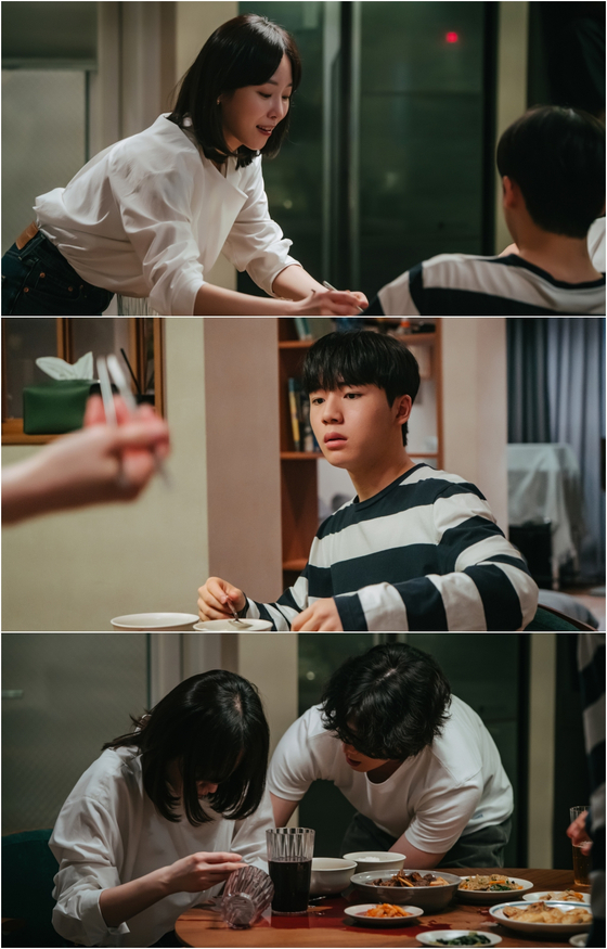 노란 수영복에 섹시한 몸매 어필하는 존예 처자