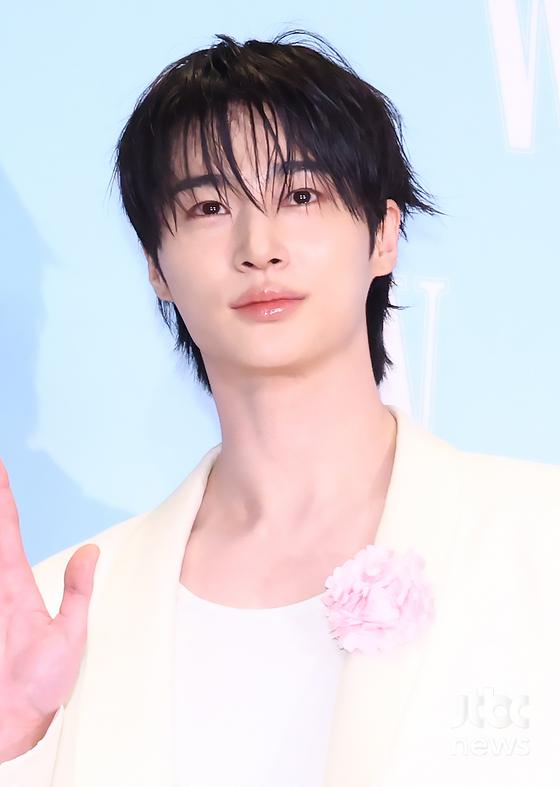 노란 수영복에 섹시한 몸매 어필하는 존예 처자