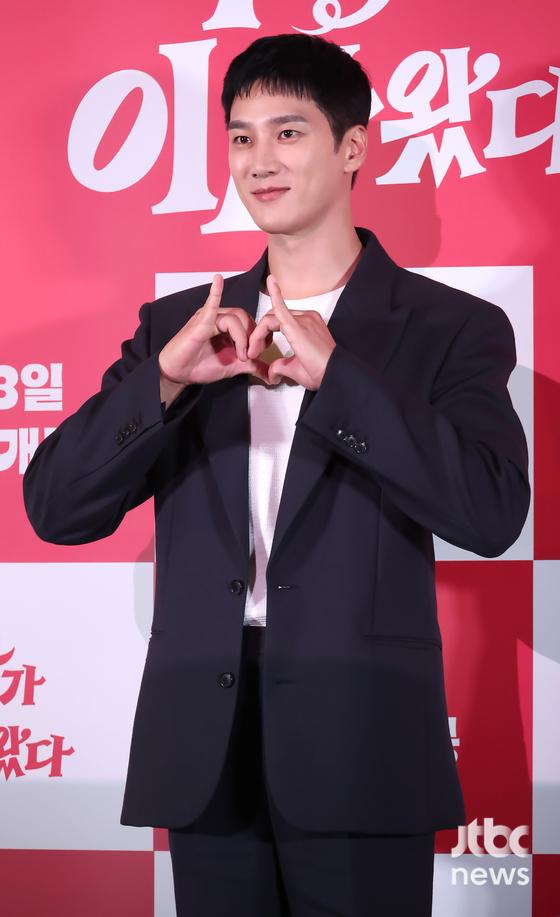 노란 수영복에 섹시한 몸매 어필하는 존예 처자