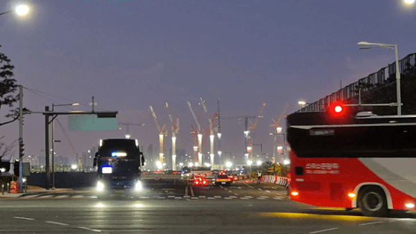 경기 평택시 삼성전자 평택캠퍼스 5공장(P5) 전경. 오전 6시부터 인부들과 직원들을 수송하는 통근버스 행렬이 이어지고 있다.2025.12.22/뉴스1 최동현 기자