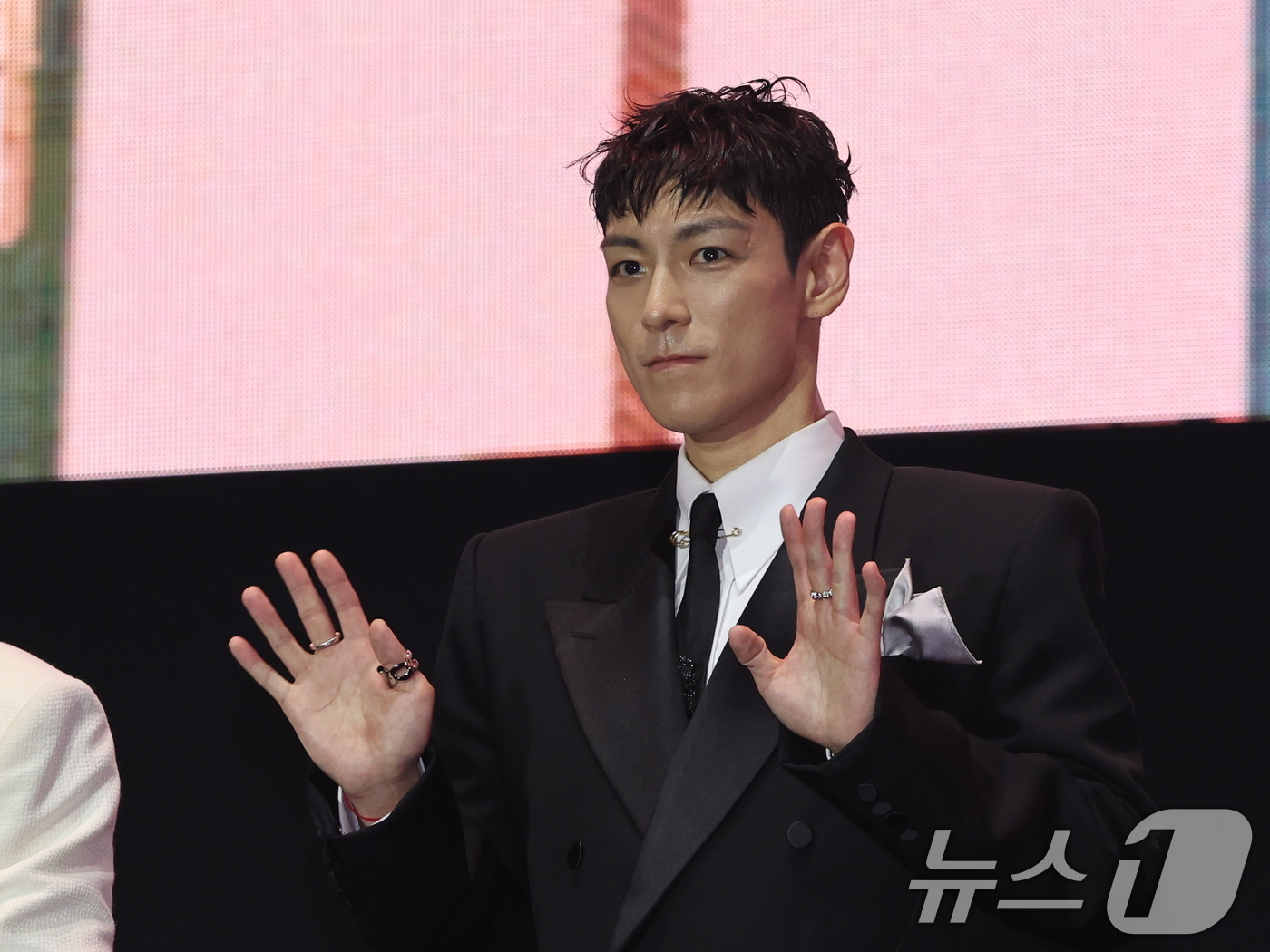 노란 수영복에 섹시한 몸매 어필하는 존예 처자