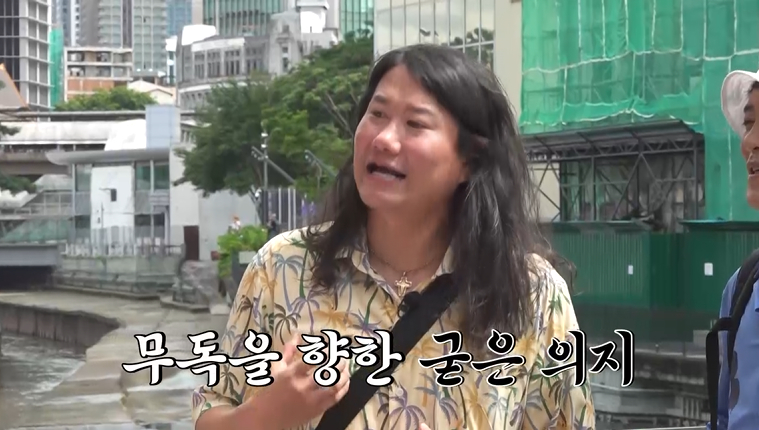 노란 수영복에 섹시한 몸매 어필하는 존예 처자