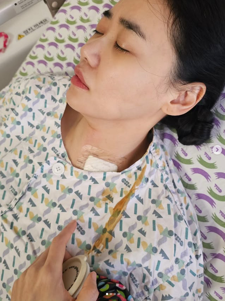 노란 수영복에 섹시한 몸매 어필하는 존예 처자