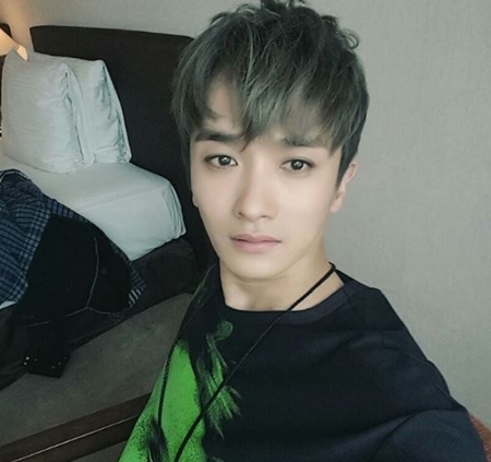 노란 수영복에 섹시한 몸매 어필하는 존예 처자