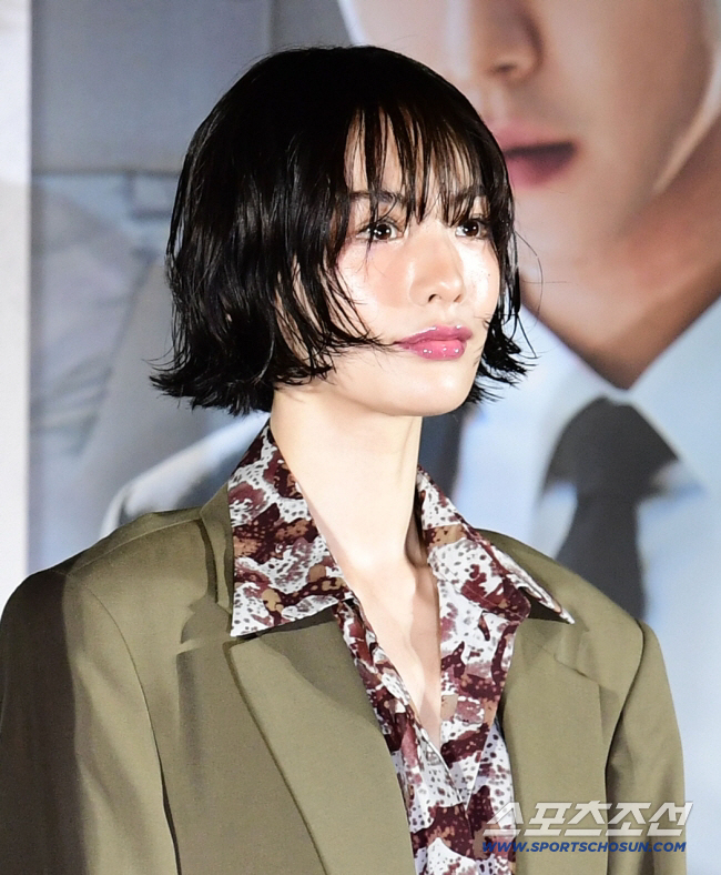 노란 수영복에 섹시한 몸매 어필하는 존예 처자