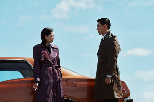 노란 수영복에 섹시한 몸매 어필하는 존예 처자