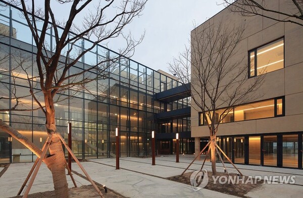 노란 수영복에 섹시한 몸매 어필하는 존예 처자