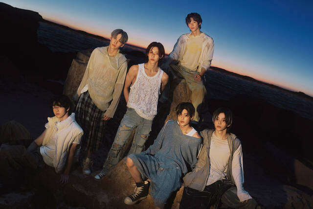 노란 수영복에 섹시한 몸매 어필하는 존예 처자