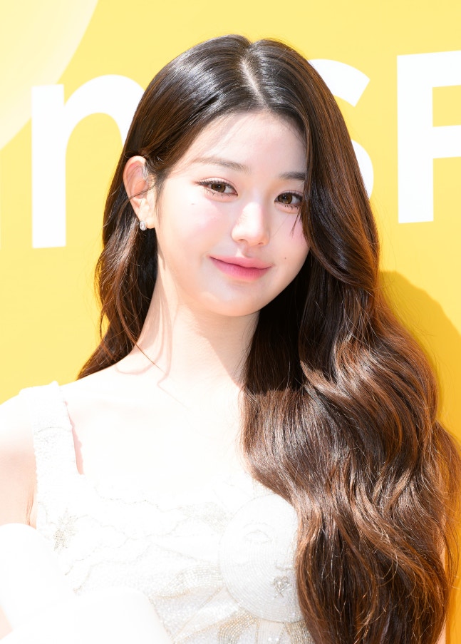 노란 수영복에 섹시한 몸매 어필하는 존예 처자