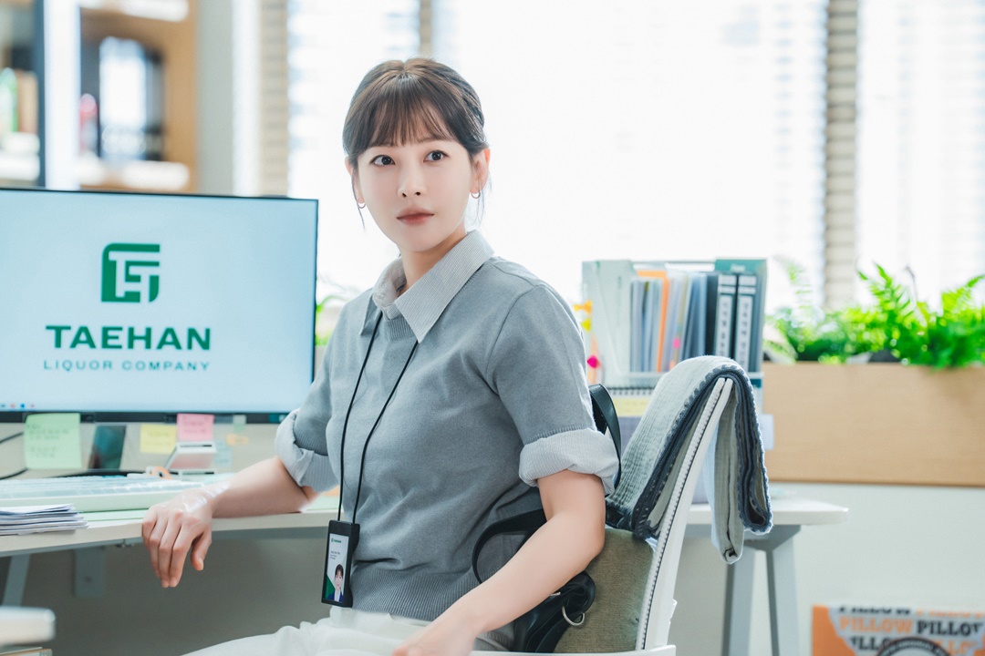 노란 수영복에 섹시한 몸매 어필하는 존예 처자