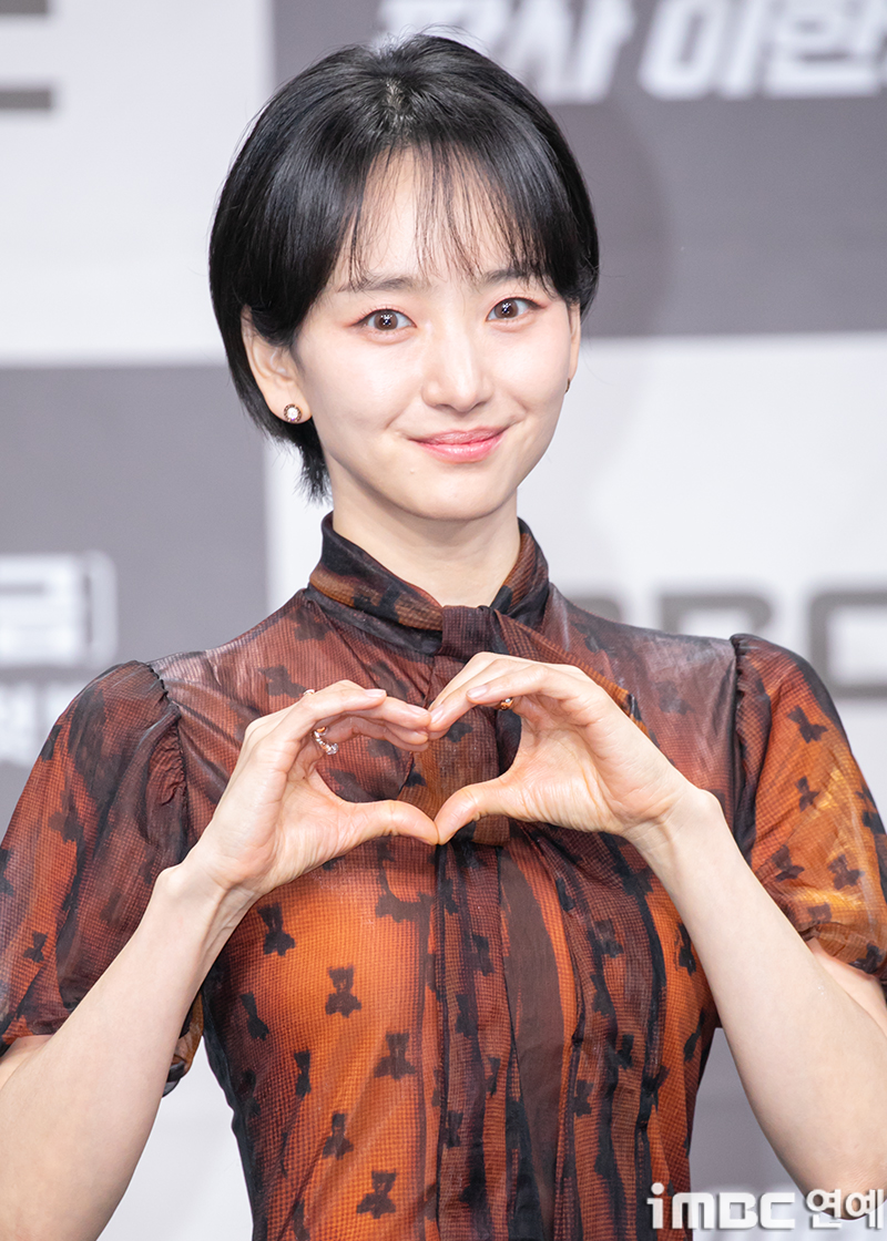 노란 수영복에 섹시한 몸매 어필하는 존예 처자