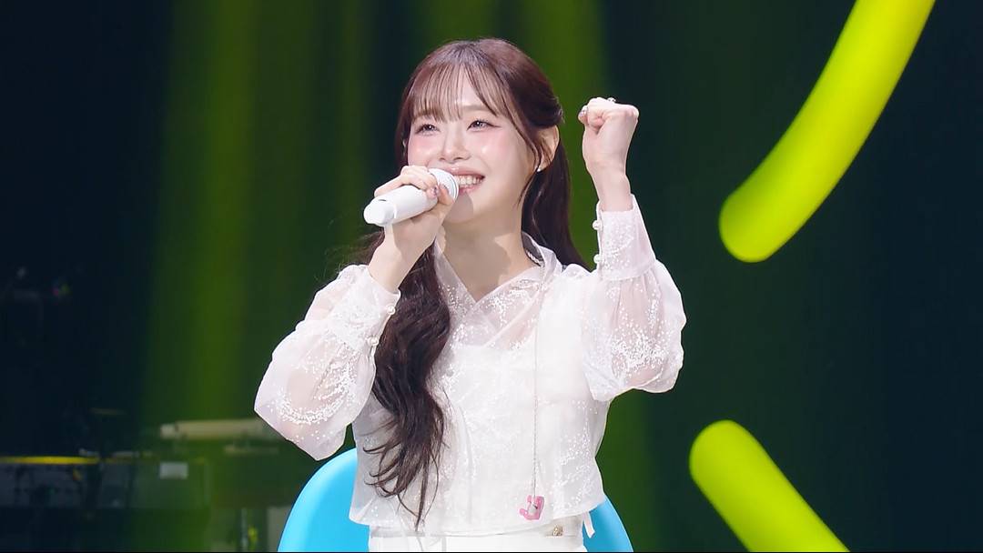 노란 수영복에 섹시한 몸매 어필하는 존예 처자