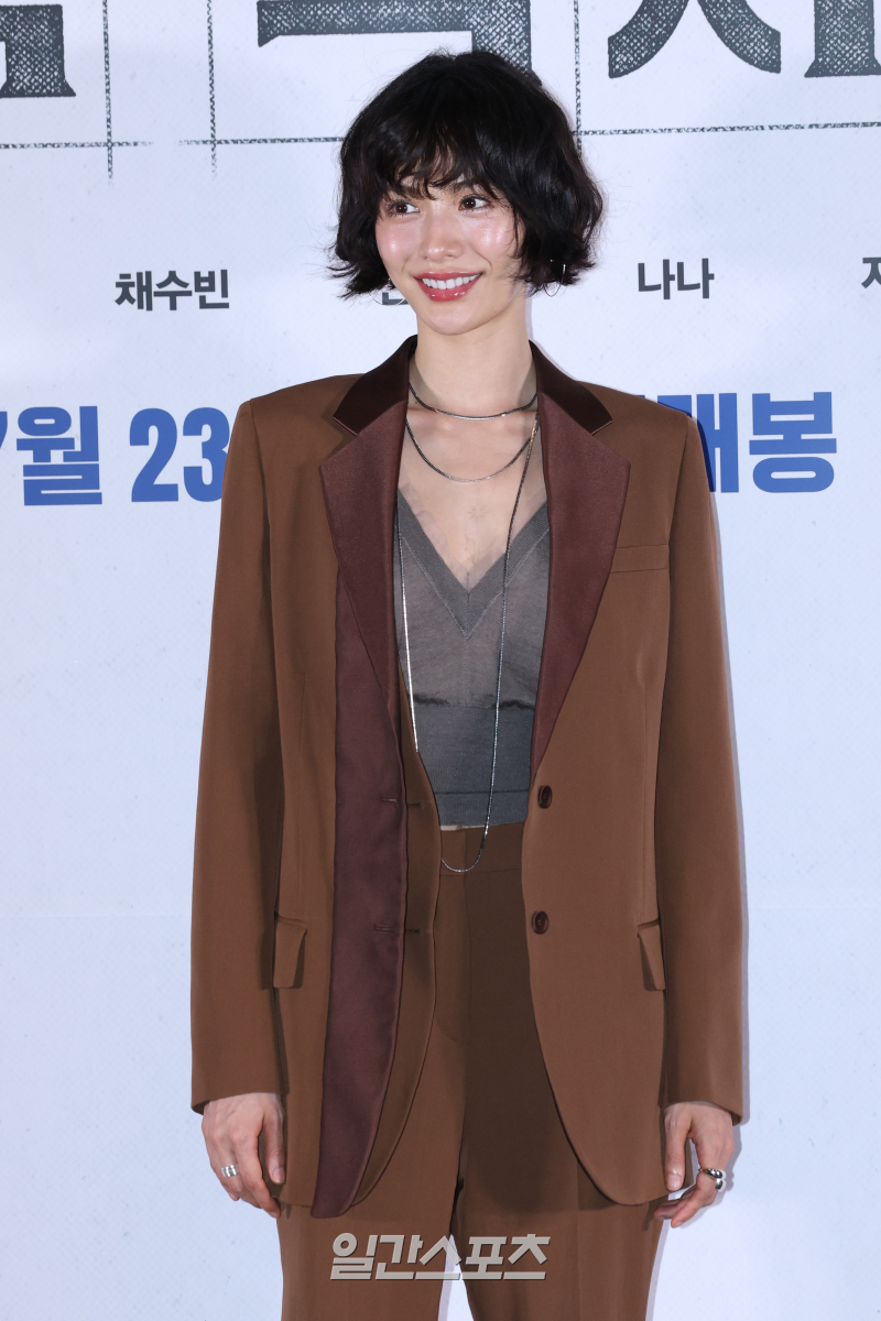 노란 수영복에 섹시한 몸매 어필하는 존예 처자