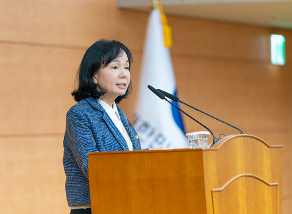 노란 수영복에 섹시한 몸매 어필하는 존예 처자