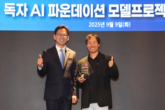 노란 수영복에 섹시한 몸매 어필하는 존예 처자