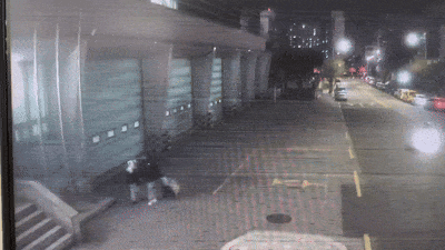 지난 1일 오후 7시께 인천계양소방서 1층 작전119안전센터 정문 앞에 한 어린이와 아버지로 보이는 남성이 방문해 편지와 선물을 놓고 갔다. 인천소방본부 제공