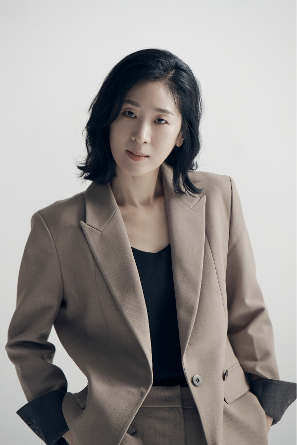 노란 수영복에 섹시한 몸매 어필하는 존예 처자