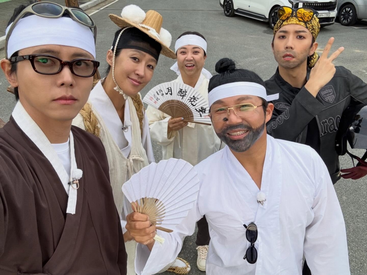 노란 수영복에 섹시한 몸매 어필하는 존예 처자