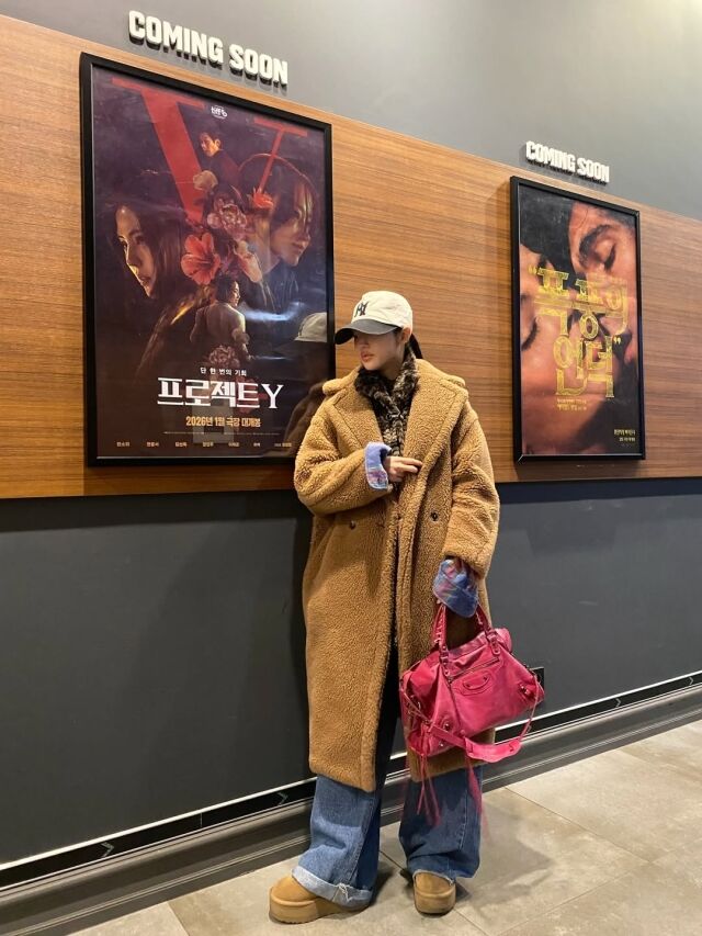 노란 수영복에 섹시한 몸매 어필하는 존예 처자