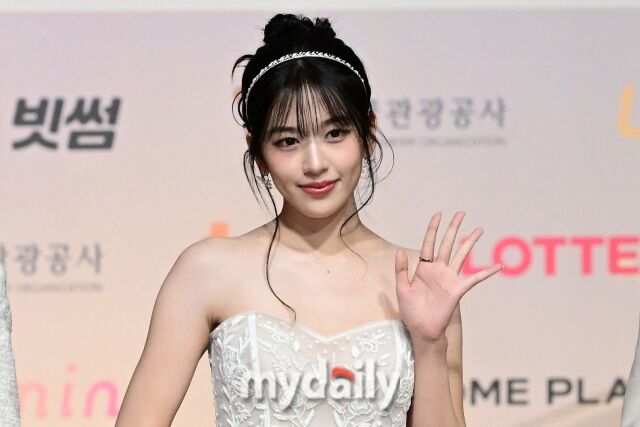 노란 수영복에 섹시한 몸매 어필하는 존예 처자