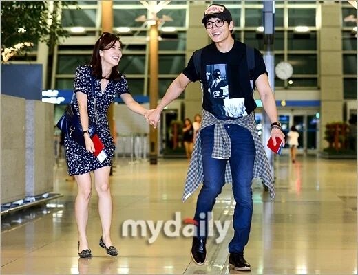 노란 수영복에 섹시한 몸매 어필하는 존예 처자