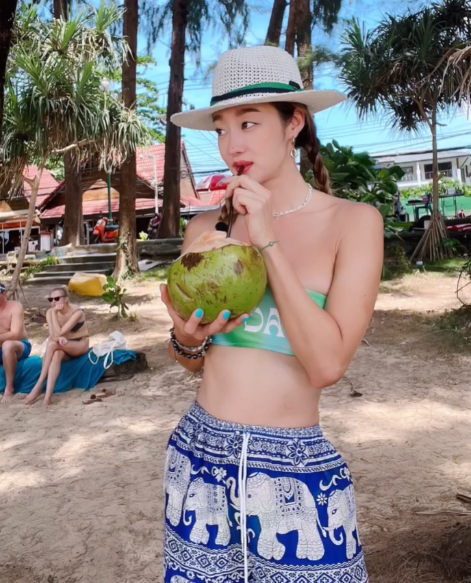 노란 수영복에 섹시한 몸매 어필하는 존예 처자