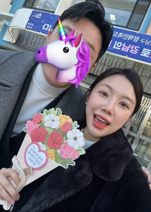 노란 수영복에 섹시한 몸매 어필하는 존예 처자