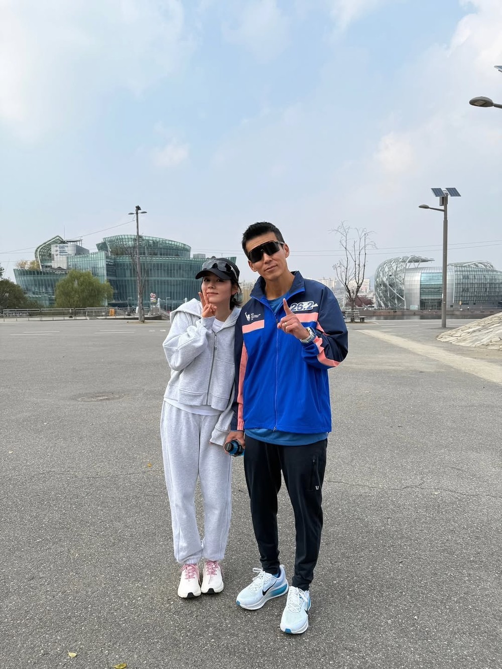 노란 수영복에 섹시한 몸매 어필하는 존예 처자